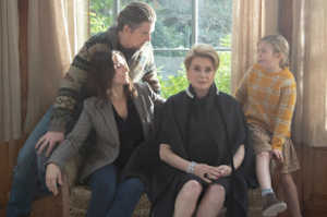 Fabienne (Catherine Deneuve) junto a su familia