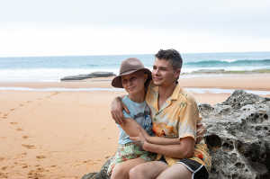 Milla y Moses en la playa disfrutando de su amor adolescente