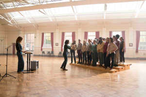 El coro prepar�ndose para una clase