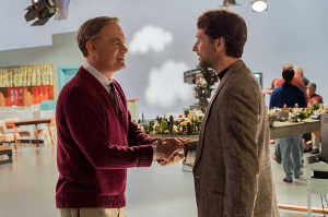 Fred Rogers (Tom Hanks) se presenta a Lloyd Vogel (Matthew Rhys)