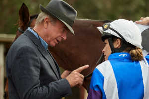 El padre dando consejos a su hija en una de sus carreras iniciales