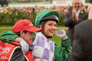 Michelle Payne (Teresa Palmer) junto a su hermano , despu�s de ganar la Copa Melbourne 1991, junto a su hermano Patrick Payne (Aaron Glenane)