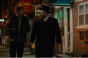 Yakob Ronen (Dave Davis) paseando con el reverendo Shulem (Menashe Lustig)