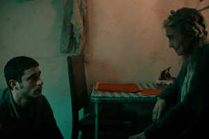 Yakov y la se�ora Litvak (Lynn Cohen) en momentos de vigilia