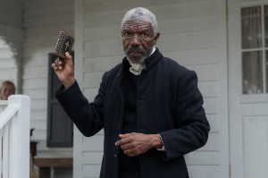 El reverendo Samuel Green es interpretado por Vondie Curtis Hall