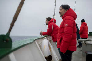 Carlos Bardem, en primer plano, junto a su hermano, Javier Bardem