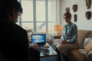 Max Isaksen (Nikolaj Coster-Waldau ) junto a  Alice Dinesen (Sonja Richter), esposa del desaparecido Arthur Dinesen (Anders Mossling)