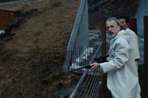 Frank (Jan Bijvoet: 'Alabama Monroe' 2012; 'El abrazo de la serpierte' 2015) con el fusil junto a Francois (Slimane Dazi: 'Un profeta' 2009)