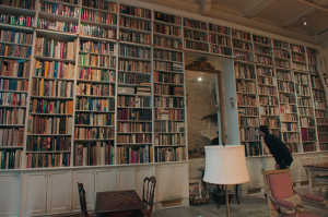 Adam Weinberger, fundador de RareBookBuyer.com, examinando una estanter�a llena de libros