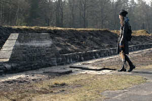 La actriz Martina Gatti buscando respuestas en el campo de Bergen-Belsen, convertido en memorial del horror   nazi