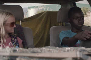 Nadia (Alba Bonnin �strem) junto a Daren (Keba Diedhou) al comienzo de sus aventuras