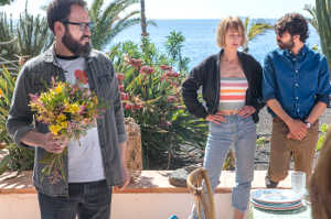 Bienvenido (Alex O'Dogherty ) junto a Eva y Jorge