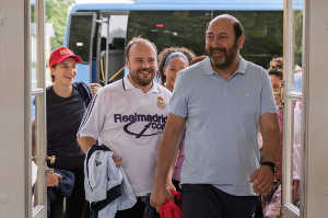 El entrenador Marco (Kad Merad) y  Mimil (Alban Ivanov)
