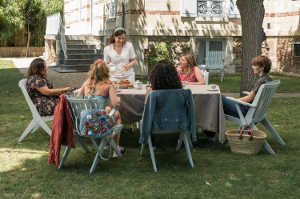 Las chicas futbolistas en el jard�n de Catherine Guerin (Laure Calamy)