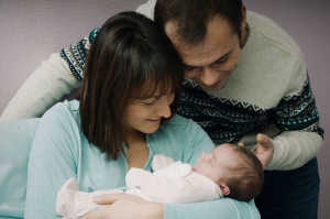 Mathilda (Ana�s Demoustier) junto a la recien nacida Gloria y su marido Nicolas (Robinson St�venin)