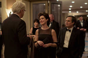De izquierda a derecha: Tom Terp (Tim Robbins) juntno a Sarah Bilott (Anne Hathaway) y Robert Bilott (Mark Ruffalo)