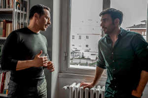 Arturo (Stefano Accorsi), a la izquierda, junto a Alessandro (Edoardo Leo)