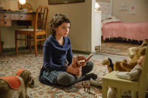 Anna Kemper (Riva Krymalowski) con sus peluches