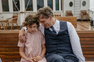 Anna y su padre, Arthur Kemper (Oliver Masucci) en el barco que los transportar�a a un pa�s extranjero