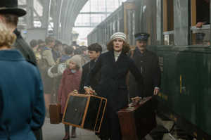 Anna y su hermano Max (Marinus Hohmann) junto a su madre, Dorothea Kemper (Carla Juri)