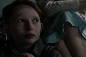 Felix (Xari Wimbauer) junto a su madre Anna (Lisa Wagner) huyendo del bombardeo aliado sobre M�nich