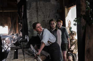 Felix y sus amigos nuevos -Karri (Luis Vorbach) junto a los hermanos rumanos 
					  Martha (Hannah Hagg) y Tofan (David Benkovitch)- jugando en el aserradero cercano a su casa