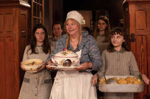 Gilberte Van der Beck (Yolande Moreau) junto a las chicas de esta residencia para ense�ar buenos modales a esposas futuras