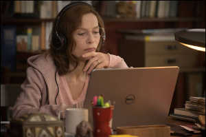 Patience Portefeux (Isabelle Huppert), traductora especializada en escuchas telef�nicas para la brigada de estupefacientes de Par�s, en pleno trabajo de espionaje