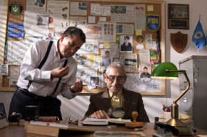 Sergio Chamy, agente secreto novel, junto a Romulo Aitken en la oficina de los esp�as