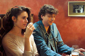 Viktor, junto a Odile Lehmann (Miriam Stein), metido en su papel de figurante teatral