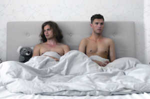 Hampus (Jonathan Andersson) en la parte derecha de la cama y Adrian (Bj�rn Elgerd), a la izquierda