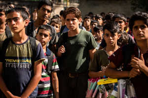 Ali junto a otros compa�eros de colegio frente a la Escuela del Sol