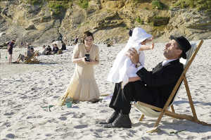 Charles de Gaulle (Lambert Wilson) junto a su mujer, Yvonne de Gaulle (Isabelle Carr�) y su hija en la playa
