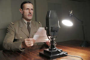 Charles De Gaulle pronunciando su discurso radiado el 18 de junio de 1940