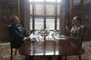 De Gaulle en una de las reuniones mantenidas con Winston Churchill, interpretado por Tim Hudson