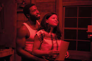 Isaac Jefferson (Y'lan Noel) junto a Christine Eames (Chant� Adams) en su laboratorio fotogr�fico