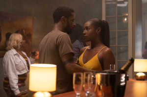 El periodista Michael Block (LaKeith Stanfield) con  Mae Morton (Issa Rae), la hija de Christine Eames 