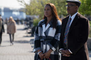 Mae Morton junto a Isaac Jefferson, su padre verdadero