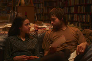 Joanna (Margaret Qualley) junto a Don (Douglas Booth), su amor reciente