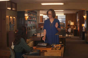 Joanna y, su jefa, Margaret (Sigourney Weaver), en el puesto de trabajo nuevo