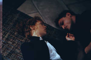 Ondina Wibeau (Paula Beer) junto a Christoph (Franz Rogowski) en el incidente de la pecera