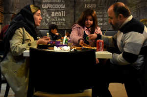 El verdugo Heshmat (Ehsan Mirhosseini) junto a su mujer e hija