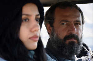 Los protagonistas de la cuarta historia del largometraje son el m�dico Bahram (Mohammad Seddighimehr) y Darya (Baran Rasoulof), entre quienes se esconde una historia de ternura y dolor