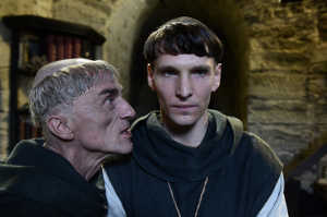 Narciso junto a uno de sus compa�eros monjes que azuzaba la presencia de Goldmundo como algo maligno