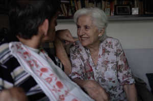 Jordi junto a su abuela