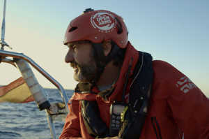 Un miembro de la tripulaci�n del barco Open Arms