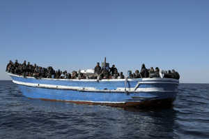 Un cayuco a la deriva en el Mar Mediterr�neo transportando con inmigrantes