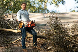 Bray (Josh Lucas) arreglando la casa de Miranda Wells