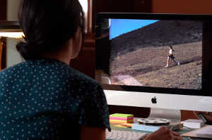 La realizadora D�cil Manrique de Lara revisando momentos de su documental