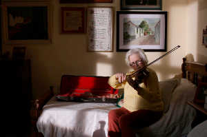 Yeya Millares tocando el viol�n, su instrumento favorito